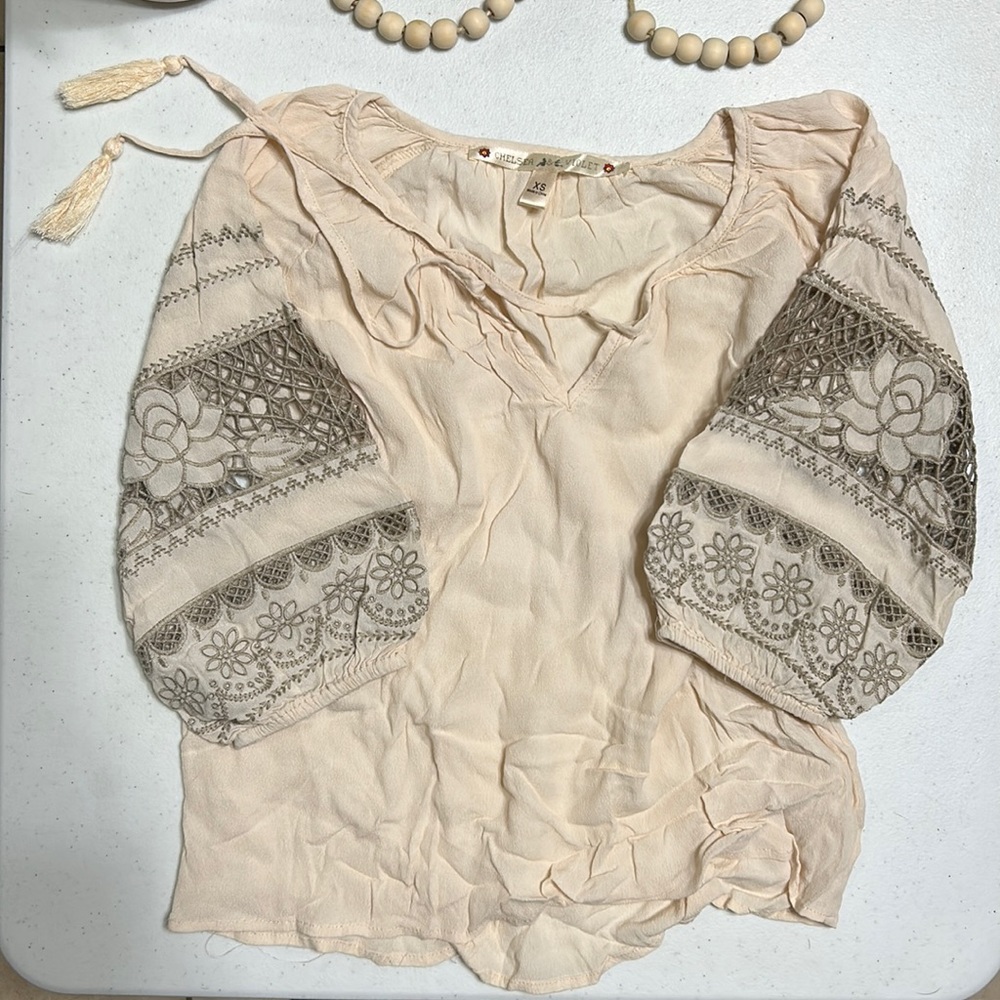 Chelsea & Violet top size xs cream color neutral tone earth tone shirt blouse